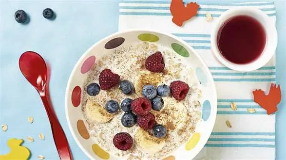 Owocowa owsianka miodowo-cynamonowa