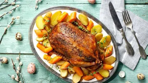 Kaczka nadziewana limonkami z pieczonymi ziemniakami i marchewką