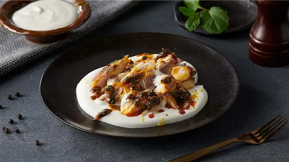 Pieczony pstrąg z sosem maślanym