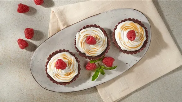 Kakaowe tartaletki z malinami i bezą włoską