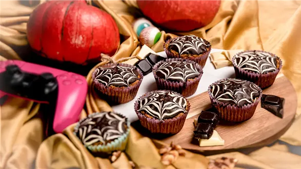 Muffiny marchewkowe z orzechami i pajęczą siecią