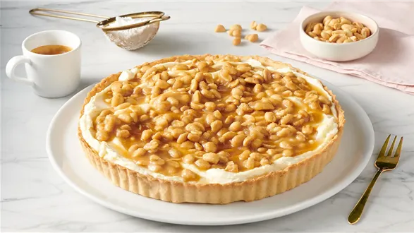 Tarta z kremem śmietankowym i orzeszkami w solonym karmelu