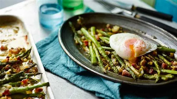 Zielone szparagi w chrupiącej panierce z szynki i parmezanu podawane z jajkami w koszulkach