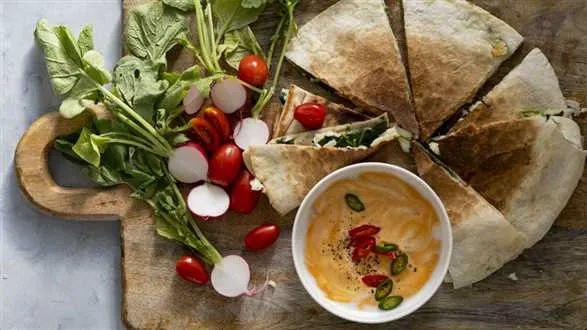 Quesadilla ze szpinakiem i serem halloumi oraz pikantnym sosem