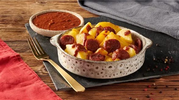 Patatas bravas z chorizo