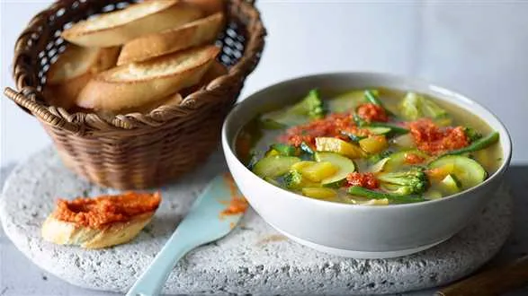 Minestrone z pesto z pomidorów