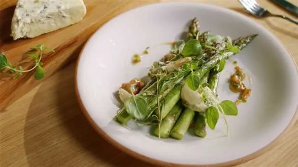 Sałatka ze szparagami i serem pleśniowym Blu Fou