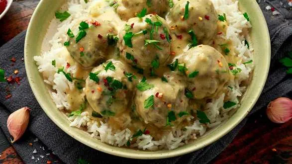 Szwedzkie klopsiki z mięsa wegańskiego z ryżem i sosem