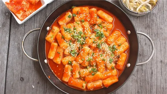 Tteokbokki — koreańskie kopytka ryżowe
