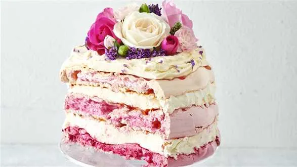 Tort bezowy ze śliwkami i malinami