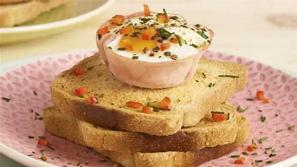 Jajka zapiekane w formie na muffiny