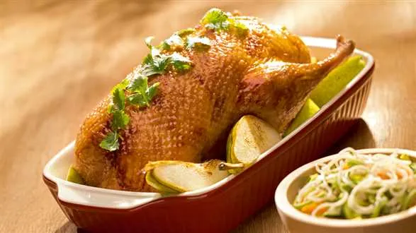 Kaczka po azjatycku z makaronem chow mein