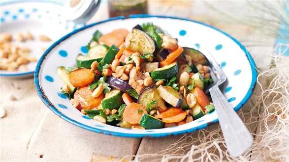 Sałatka warzywna z dressingiem z orzeszków ziemnych