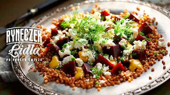 Sałatka z kaszy gryczanej, buraków i sera typu greckiego