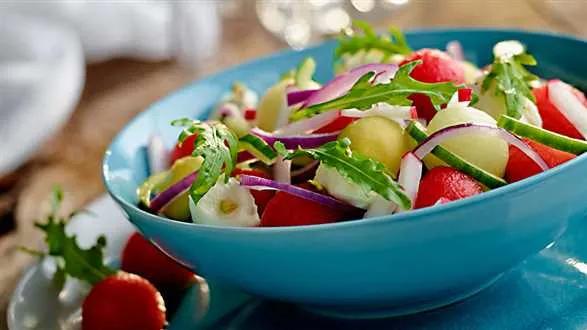 Sałatka z arbuzem, melonem i mozzarellą