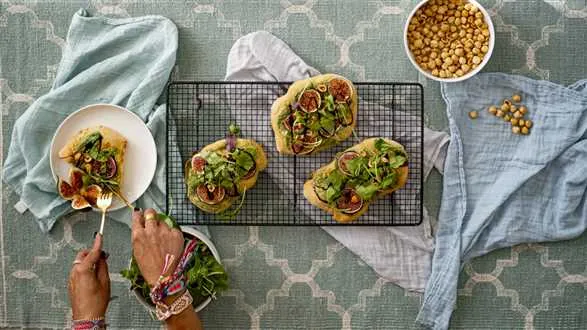 Chlebki naan z gorgonzolą i figami