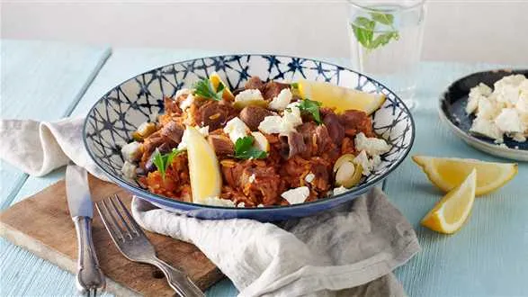 Giouvetsi z jagnięciną, oliwkami i serem 