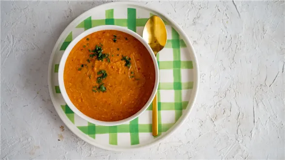 Pikantna zupa z czerwonej soczewicy