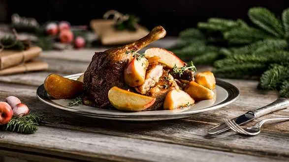 Kaczka na chrupiąco z karmelizowanymi jabłkami