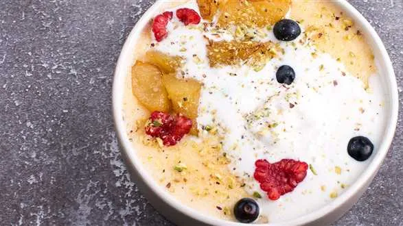 Kasza manna z karmelizowaną gruszką