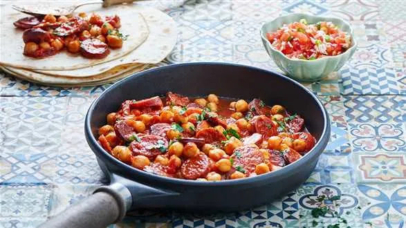 Gulasz z chorizo z ciecierzycą w tortilli