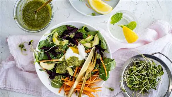 Sałatka śniadaniowa z jajkiem w koszulce