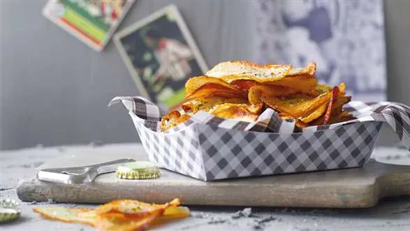 Chipsy ziemniaczane z solą, tymiankiem i kolorowym pieprzem