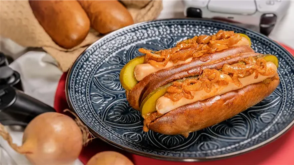 Symbiotyczne hot dogi z duszoną cebulką w musztardzie