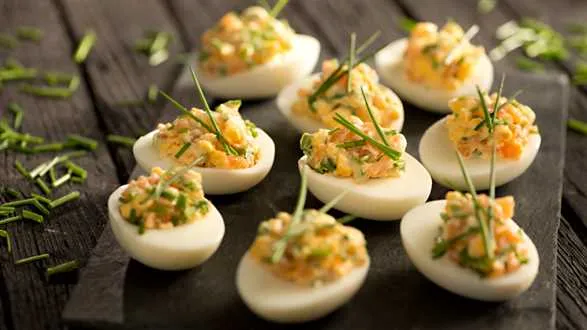 Jaja faszerowane łososiowo-chrzanowe