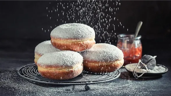 Domowe pączki z konfiturą różaną