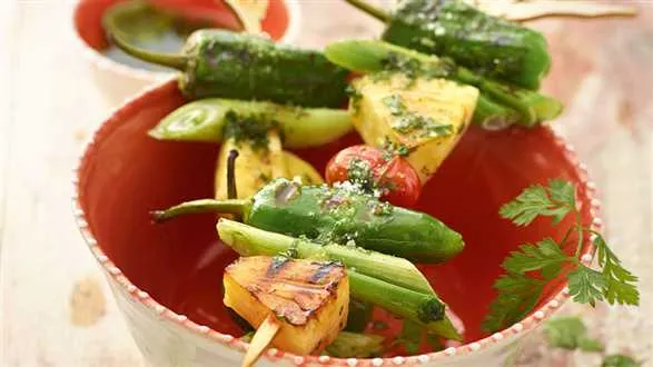 Szaszłyki z warzywami i ananasem