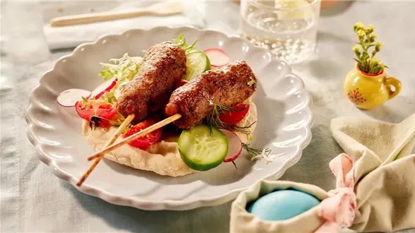 Szaszłyki kofta z mięsa mielonego z chlebkiem pita i ajwarem