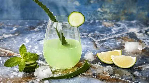 Zielony koktajl kaktusowy z tonikiem