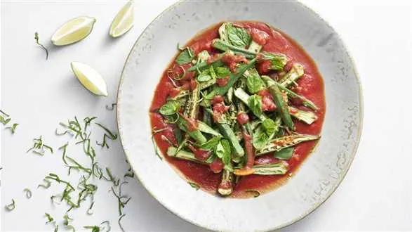 Smażona okra z cebulą i suszonymi morelami