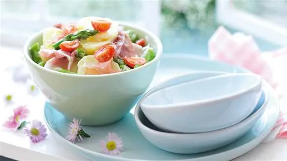 Sałatka ziemniaczano-szparagowa z majonezem i limonką