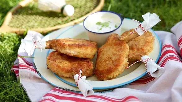 Kotlety schabowe z dipem musztardowo-ogórkowym