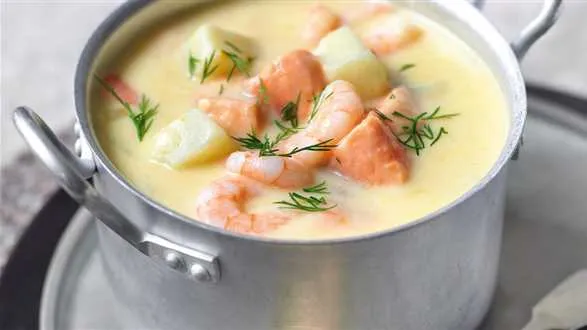 Zupa ziemniaczana z łososiem i krewetkami