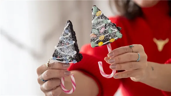 Słodkie cake popsy w kształcie choinek