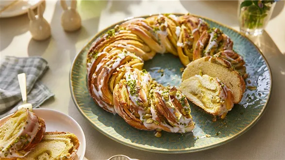 Chałka z pistacjami