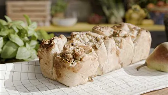 Chlebek odrywany z serem pleśniowym i gruszką