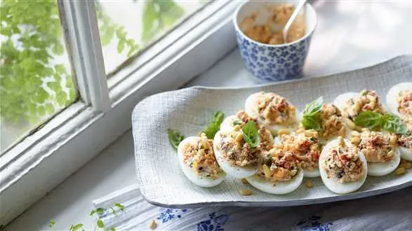 Jajka faszerowane suszonymi pomidorami i oliwkami