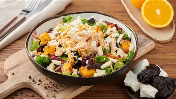 Sałatka z pieczoną dynią i szarpanym kurczakiem