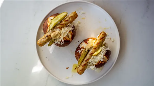 Bułki z kiełbaskami z grilla i kapustą kiszoną