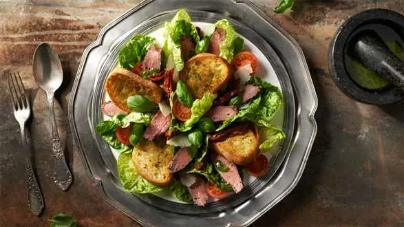 Sałatka z rostbefem i z pesto bazyliowym