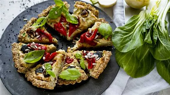 Wegańska tarta z warzywami i serkiem z nerkowców