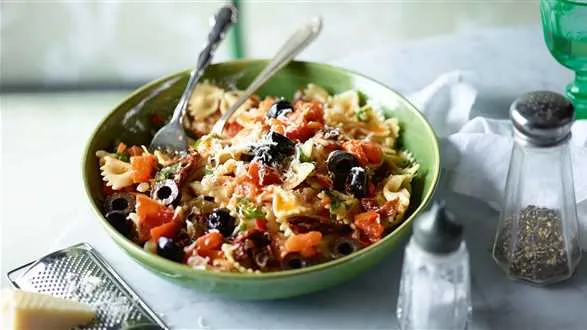 Makaron z pomidorami i oliwkami