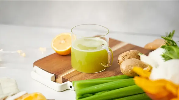 Zielony koktajl z selerem i jabłkiem