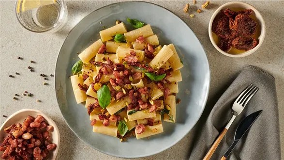 Rigatoni z ricottą, boczkiem i pistacjami