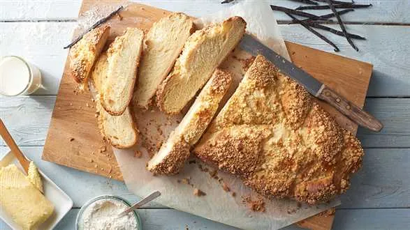 Chałka drożdżowa z maślaną kruszonką