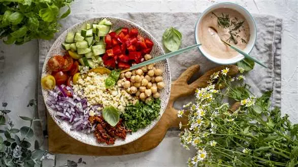 Sałatka na grilla z ciecierzycą i wegańskim sosem BBQ